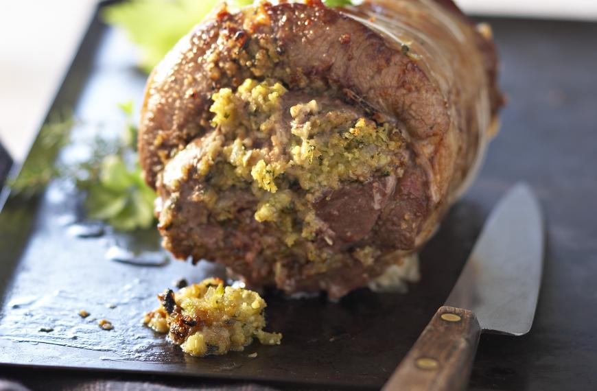 Rôti d’agneau farci aux herbes Rôti d’agneau farci aux herbes