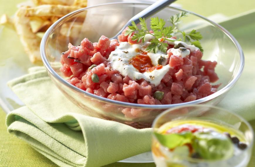 Recette de Tartare de boeuf sauce Raïta et frites de céleri