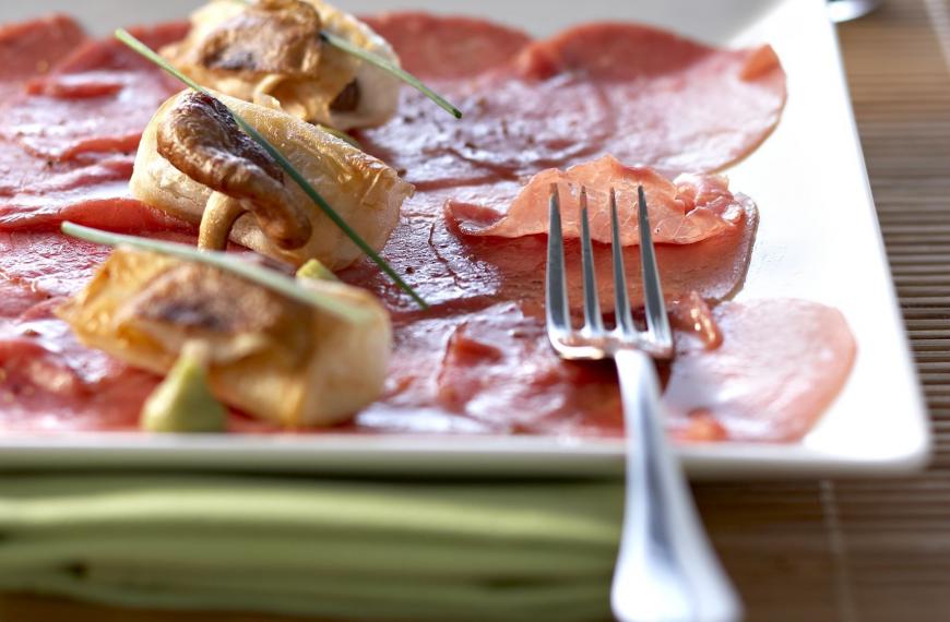 Carpaccio de boeuf, sauce Wasabi et croustillants de Shiitakes Carpaccio de boeuf, sauce Wasabi et croustillants de Shiitakes