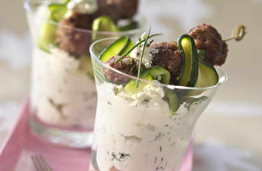 Verrines de boulettes de bœuf sur lit de fromage aux herbes