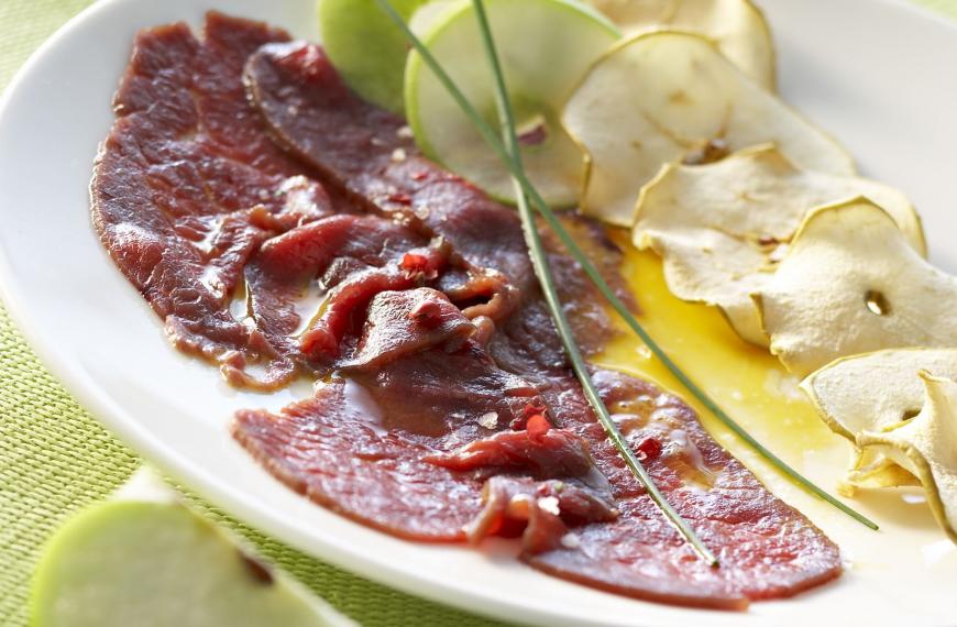 Carpaccio de viande chevaline aux fruits de la passion, chips de pommes vertes Carpaccio de viande chevaline aux fruits de la passion, chips de pommes vertes