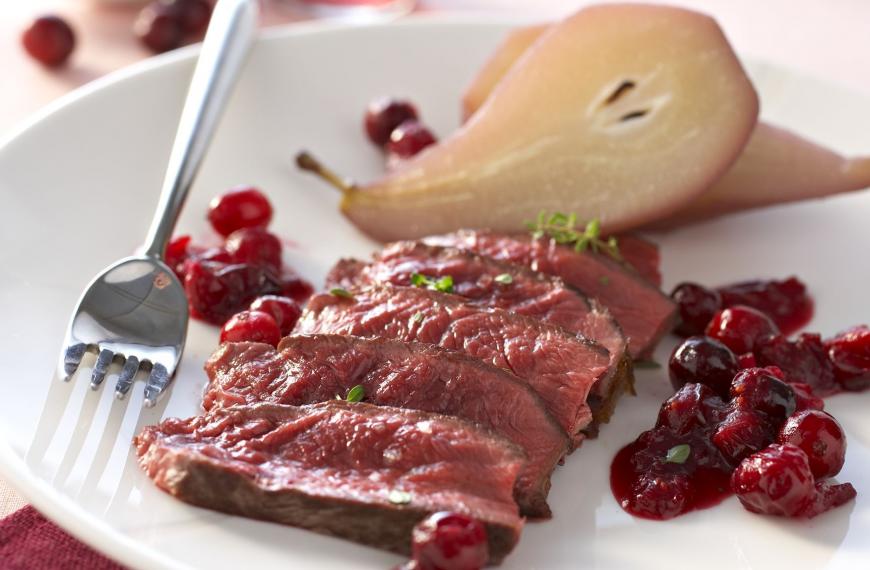 Côtes de viande chevaline aux poires, sauce aux cranberries