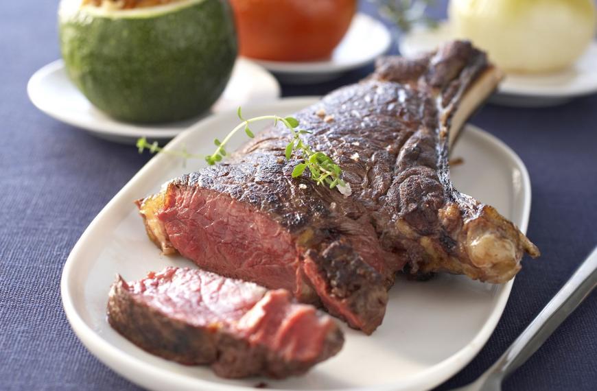 Côtes de viande chevaline grillées, petits farcisde légumes à la Quinoa