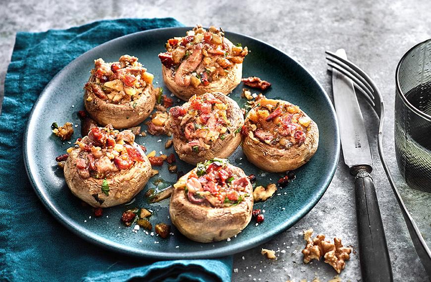 Champignons farcis à la fraise de veau, noisettes de chorizo grillé