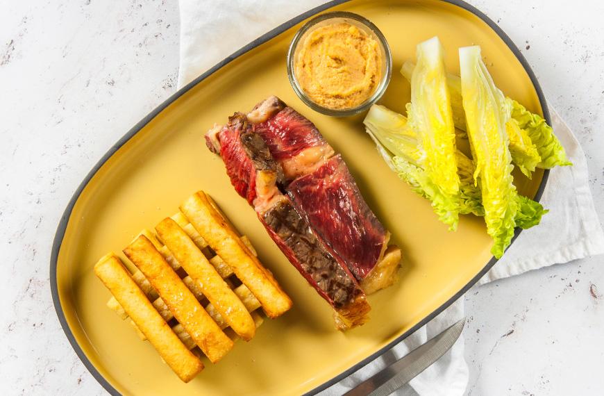 Côte de bœuf sauce Satay, frites de panisse et sucrine