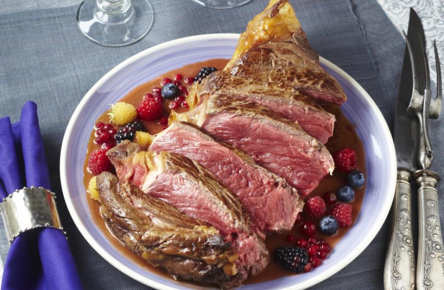 Côte de bœuf marinée au vin et rôtie au four,  sauce poivrade aux fruits rouges