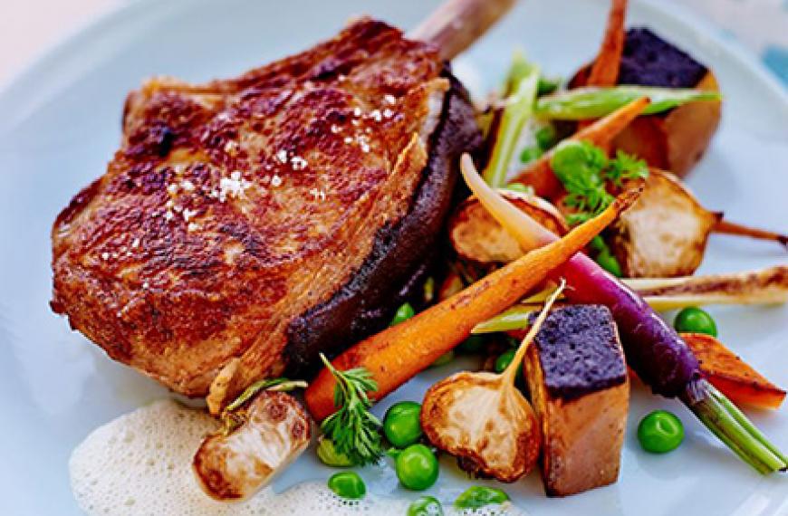 Côtes de veau panées à la chapelure de pain brûlé et printanière de légumes Côtes de veau panées à la chapelure de pain brûlé et printanière de légumes