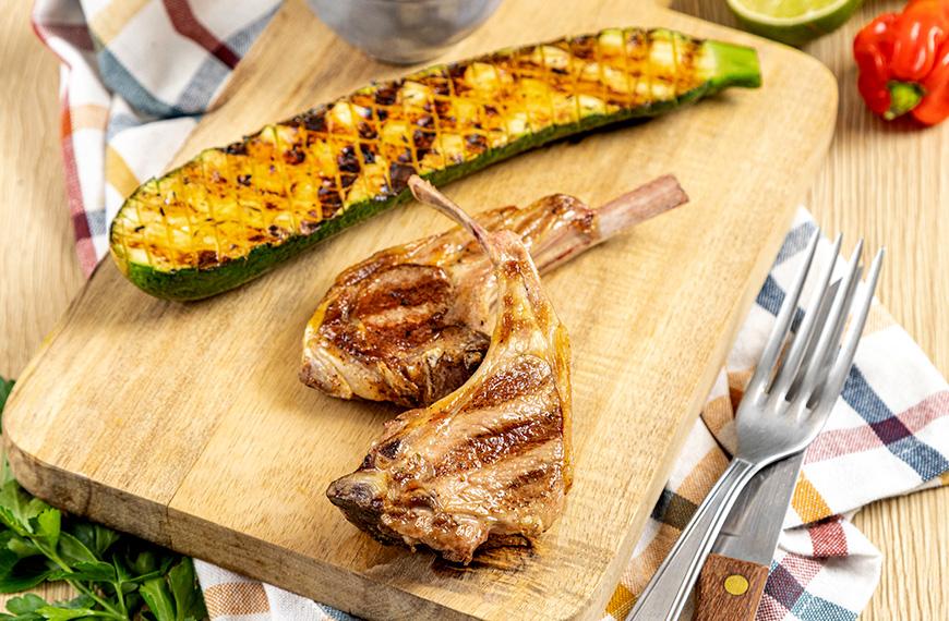 Côtelettes d’agneau marinées, courgettes grillées