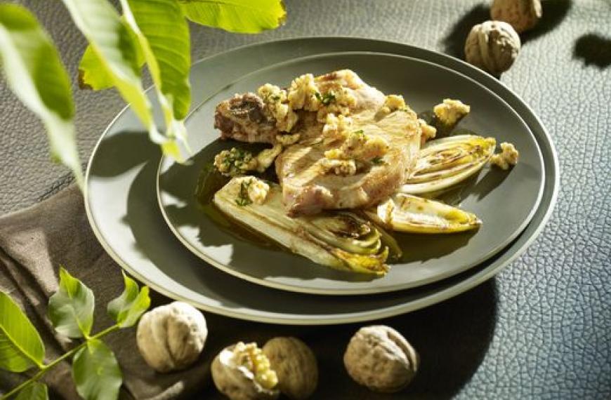 Côtes de porc aux noix, endives caramélisées 