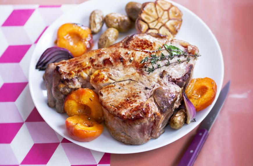 Côtes de veau aux abricots et oignons rouges