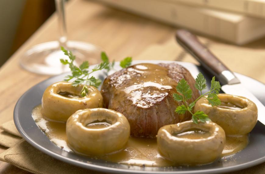 Filet de viande chevaline aux champignons à la mode de 1856 Filet de viande chevaline aux champignons à la mode de 1856