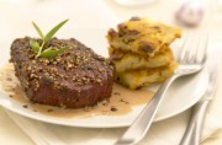 Pavé de cheval aux trois poivres, paillasson de pommes de terre aux champignons Pavé de cheval aux trois poivres, paillasson de pommes de terre aux champignons