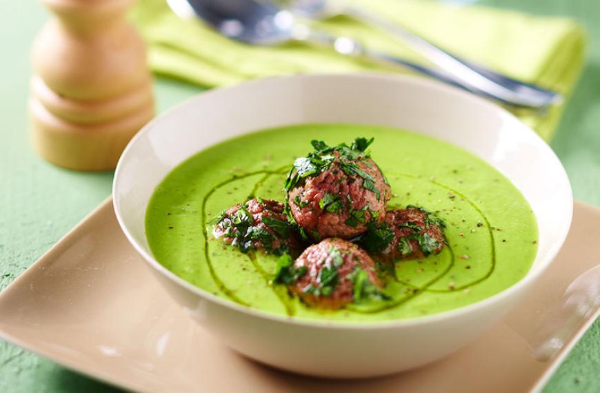 Crème de petits pois et boulettes de bœuf à la menthe