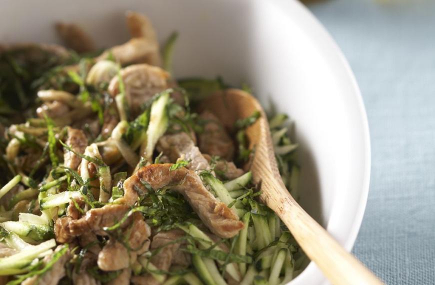 Pierrade d'émincé de veau en salade de courgettes et menthe Pierrade d'émincé de veau en salade de courgettes et menthe