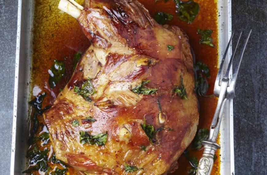 Recette d'Epaule d'agneau rôtie au four à l’ail et au basilic