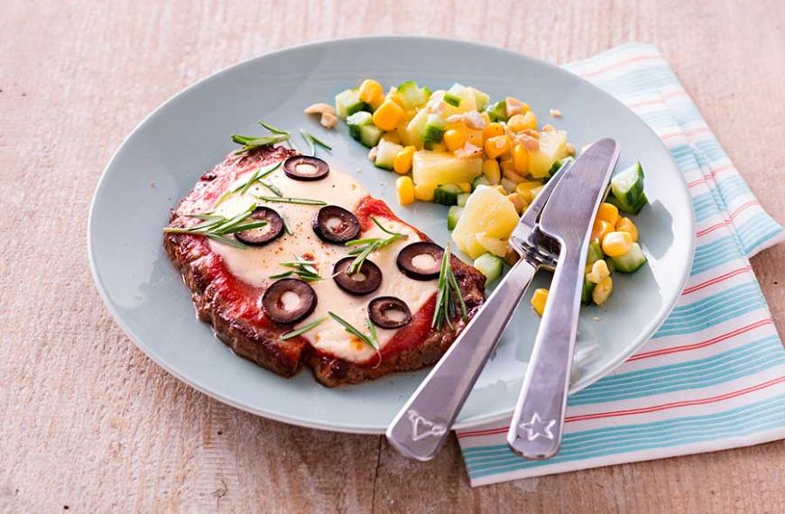 Faux-filet de bœuf cuisiné comme une pizza, salade multicolore