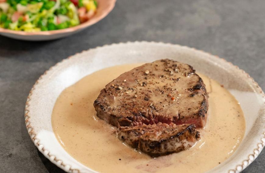 Filet de boeuf au poivre, petits pois cuisin&eacute;s