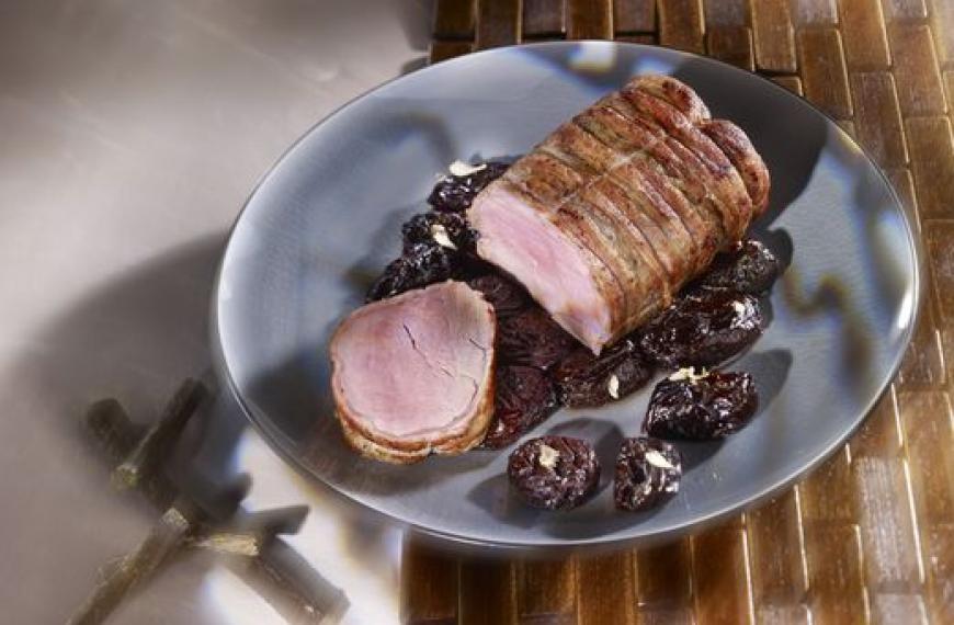 Filet mignon de veau en chemise de poitrine fumée, pruneaux au vin rouge régliss