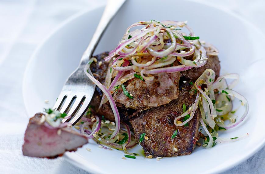 Foie d’agneau poêlé aux épices, salade d’oignon rouge Foie d’agneau poêlé aux épices, salade d’oignon rouge