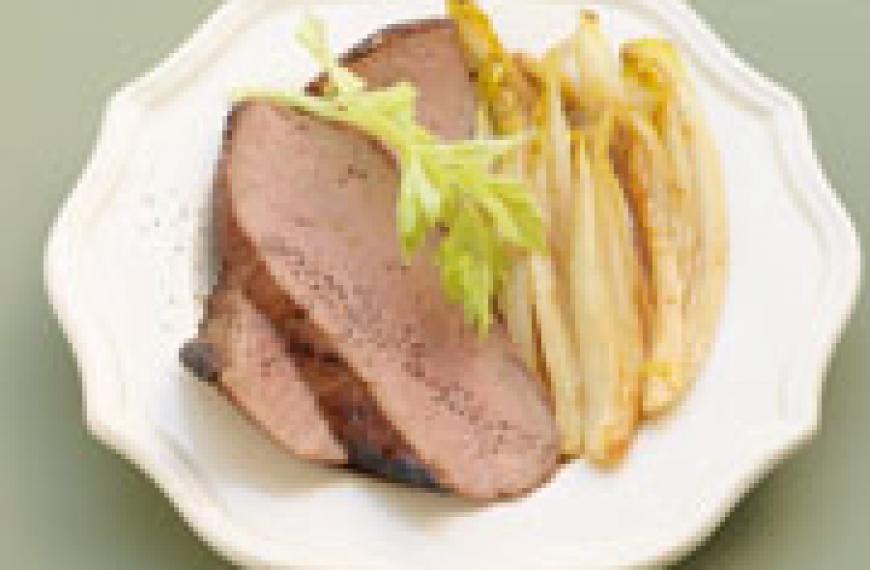 Foie de Veau, rôti au miel et aux épices, endives confites Foie de Veau, rôti au miel et aux épices, endives confites