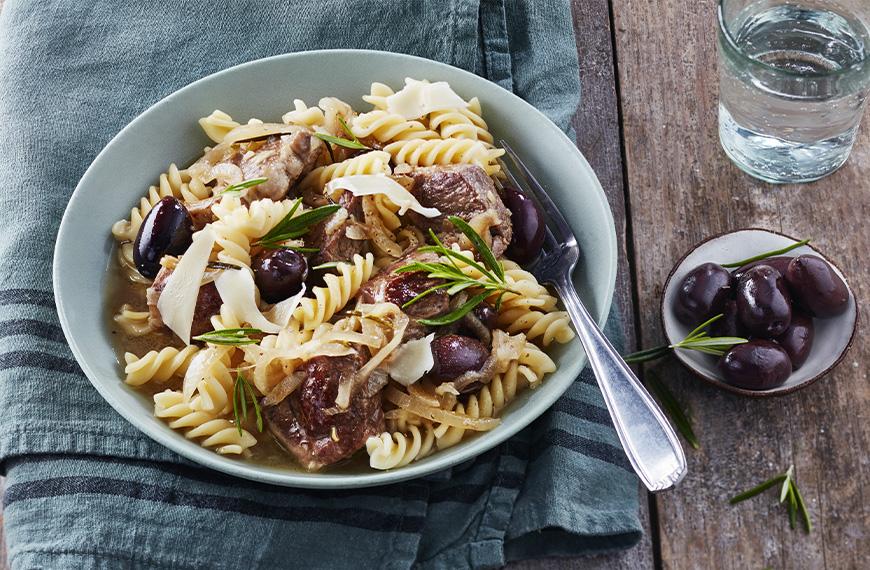 Fusilli au ragout d'agneau, olives et romarin