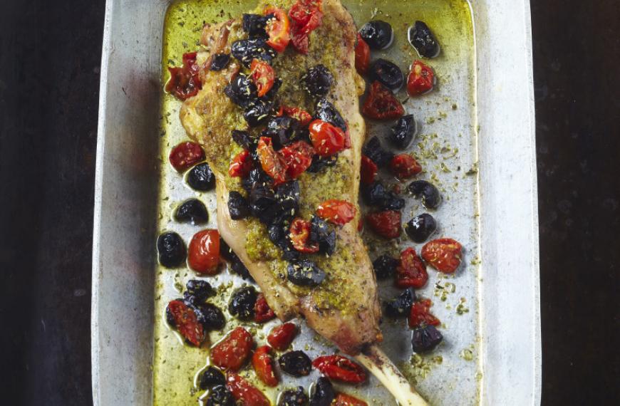 Gigot de chevreau rôti au pesto, aux tomates et aux olives