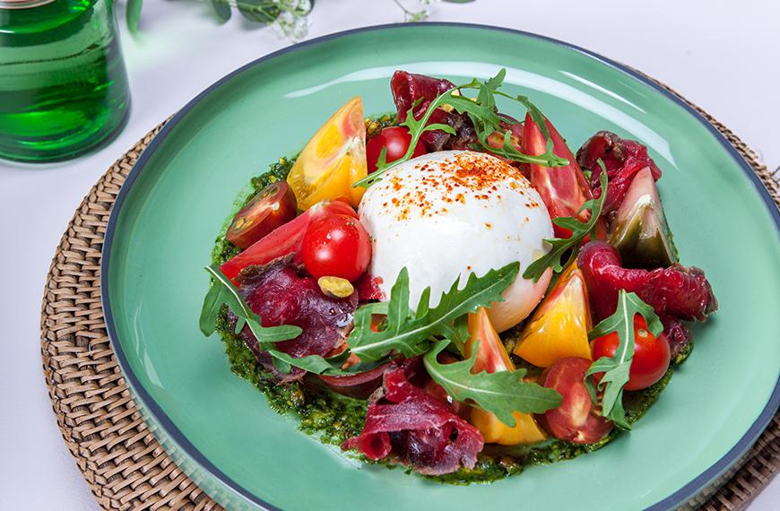 Gravlax de bœuf, tomates, burrata, pesto de pistache et roquette