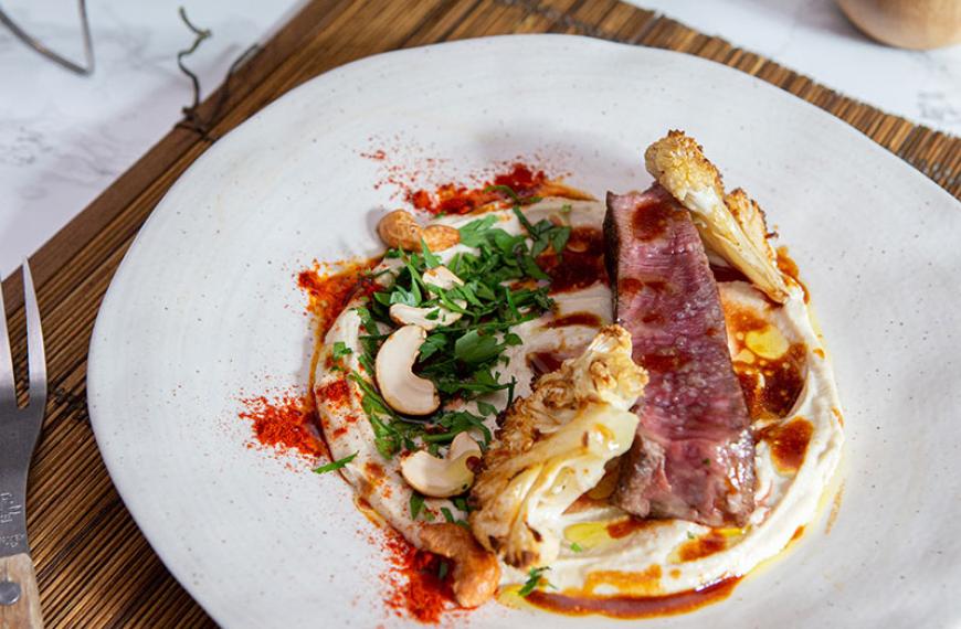 Houmous de noix de cajou et chou-fleur rôti, filet de bœuf grillé