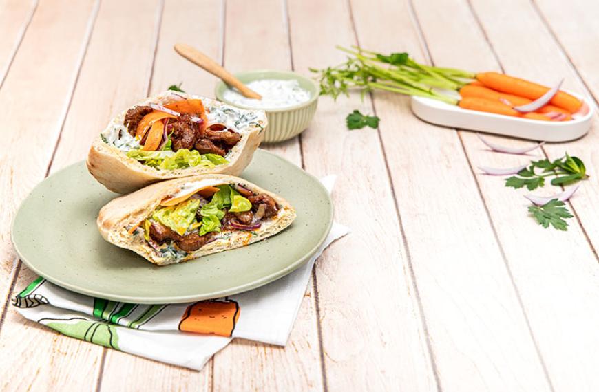 Kebab d'agneau, sauce blanche, herbes fraîches et citron, carotte, oignon rouge et sucrine