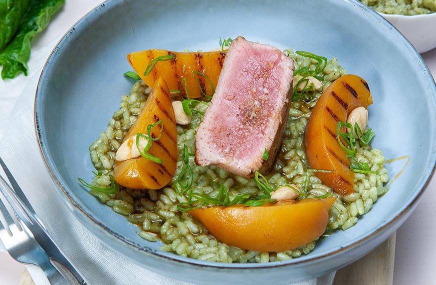 Médaillon de veau aux pêches grillées, risotto vert