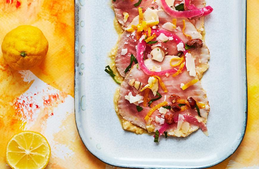 Mi-cuit de veau façon Tonnato, Yuzu et amandes croquantes Mi-cuit de veau façon Tonnato, Yuzu et amandes croquantes