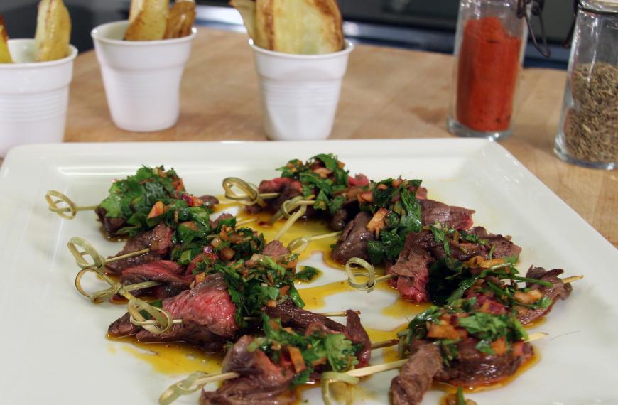 Mini-brochettes de bavette de boeuf sauce Chimichurri, grosses frites au four Mini-brochettes de bavette de boeuf sauce Chimichurri, grosses frites au four