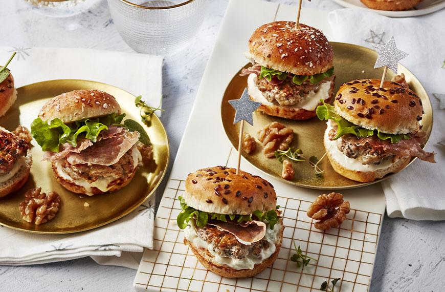 Mini-burgers de veau à la crème de gorgonzola, prosciutto et noix caramélisées