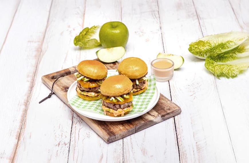 Mini burger de veau, sauce maison, cornichon, pomme verte, cheddar et sucrine