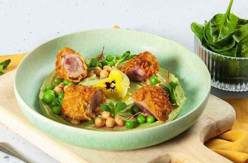 Nuggets de rognon de veau, houmous de petits pois et pois chiches, pousses d’épinard
