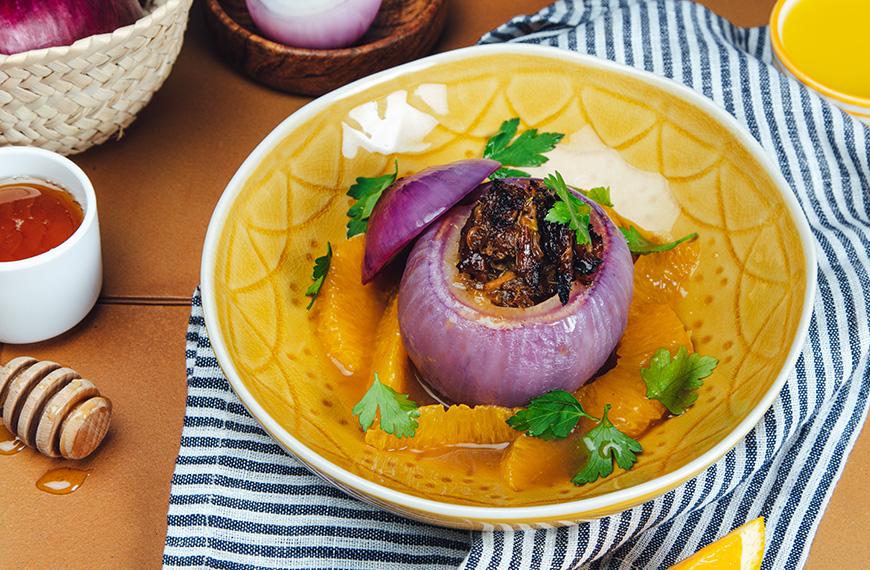 Oignons rouges farcis au chevreau confit à la libanaise