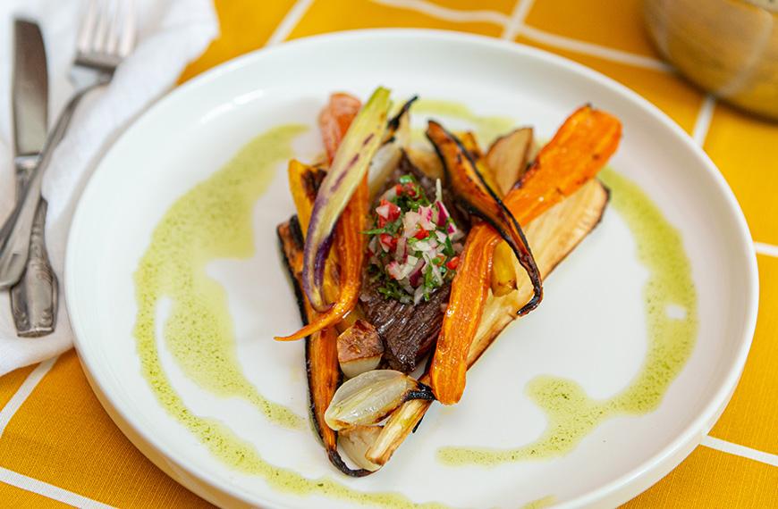 Onglet grillé, légumes anciens rôtis au sirop d’érable, sauce chimichurri