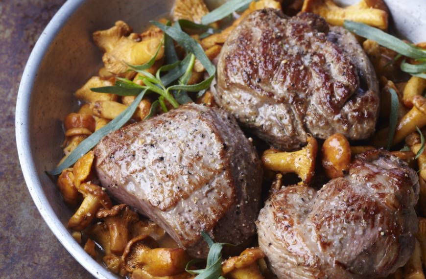 Pavés d’agneau et girolles au beurre d’estragon