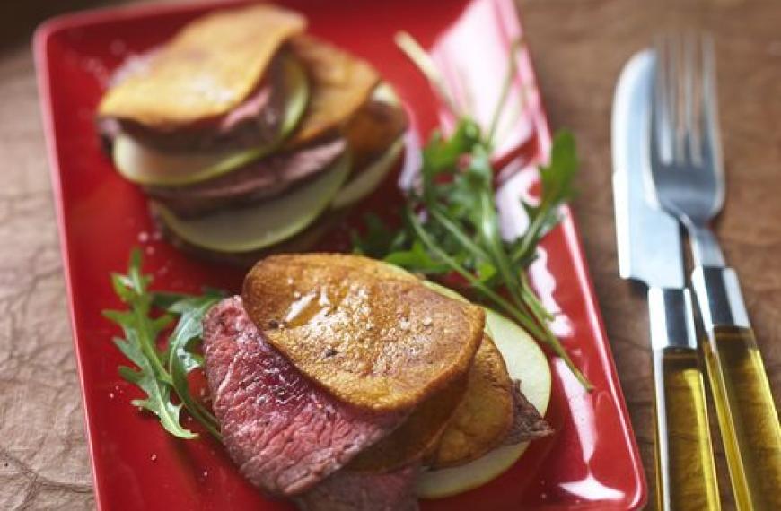 Pavés de bœuf en mille-feuilles de pommes de terre croustillantes Pavés de bœuf en mille-feuilles de pommes de terre croustillantes