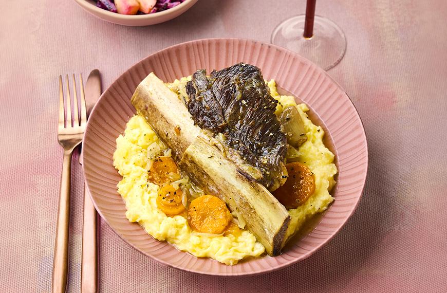 Plat de côtes de bœuf confit au vin blanc