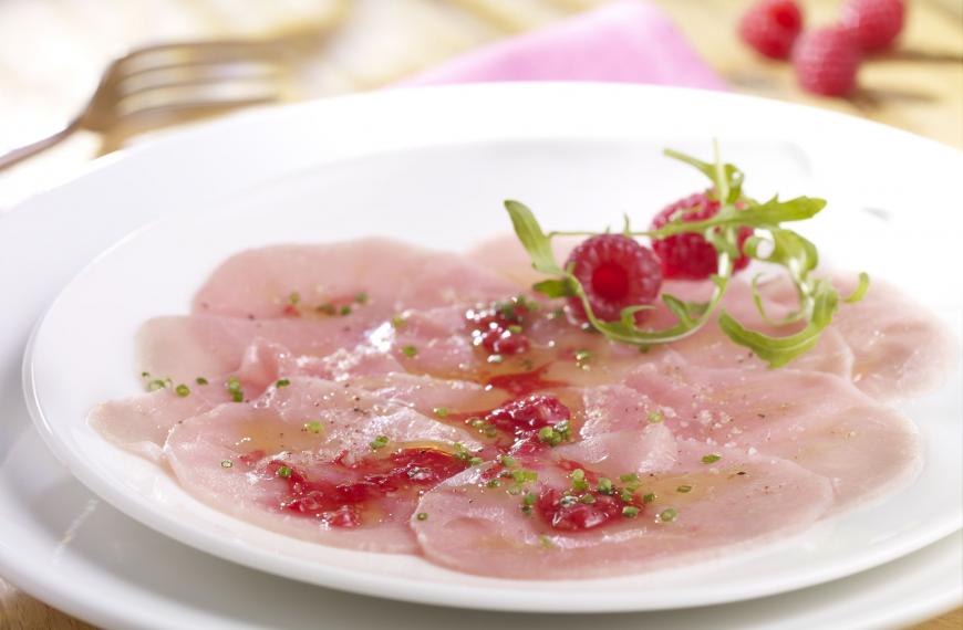 Carpaccio de veau à la vinaigrette de framboises