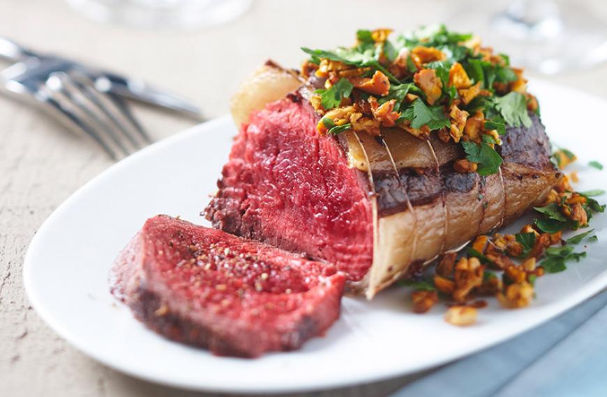 Filet de bœuf rôti au hachis d’herbes