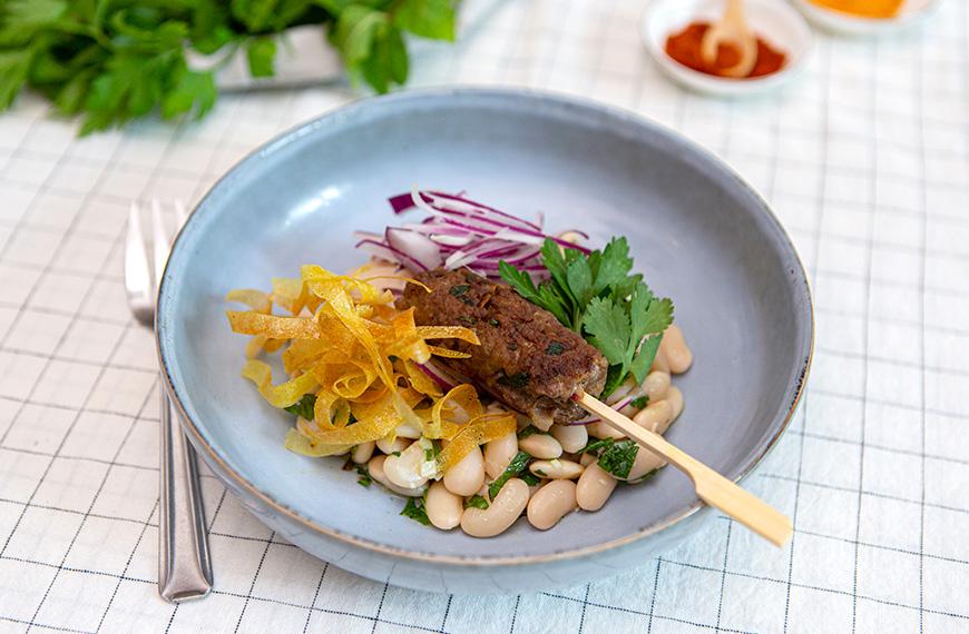 Salade de kefta de b&oelig;uf, haricots tarbais aux herbes, oignon rouge et croquant de feuilles de brick