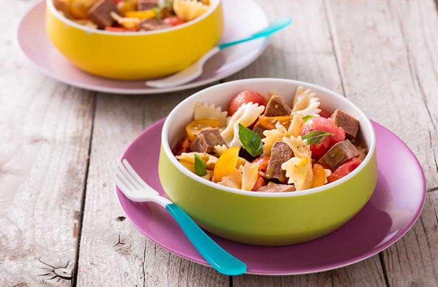 Salade de pâtes à la langue de bœuf, aux billes de pastèque et tomates cerise multicolores