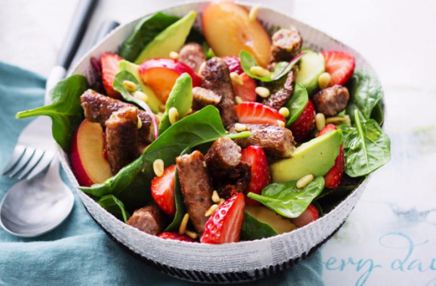 Salade de saucisses de veau grillées fruits et légumes d’été Salade de saucisses de veau grillées fruits et légumes d’été