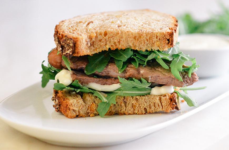 Sandwich de Roastbeef avec de la mayonnaise de Horseradish (ou Wasabi)