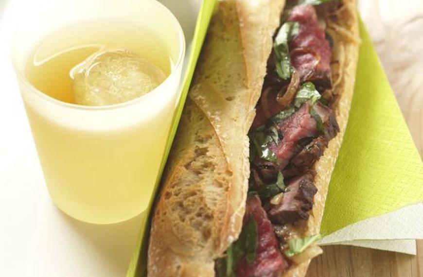 Sandwichs chauds au boeuf et aux oignons Sandwichs chauds au boeuf et aux oignons