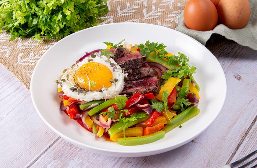 Steak œuf à cheval, poêlée de légumes