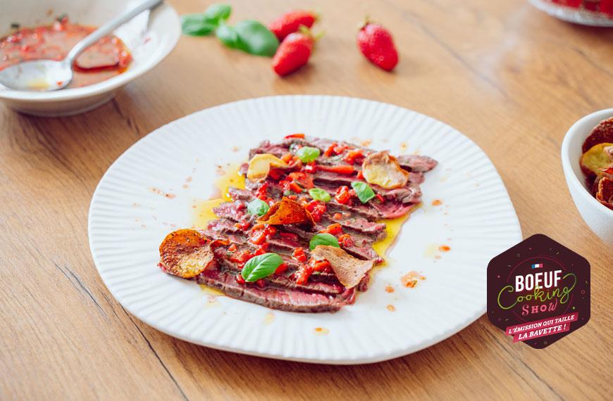 Steak de bœuf mi-cuit, aux fraises et citron vert, basilic et chips maison Steak de bœuf mi-cuit, aux fraises et citron vert, basilic et chips maison