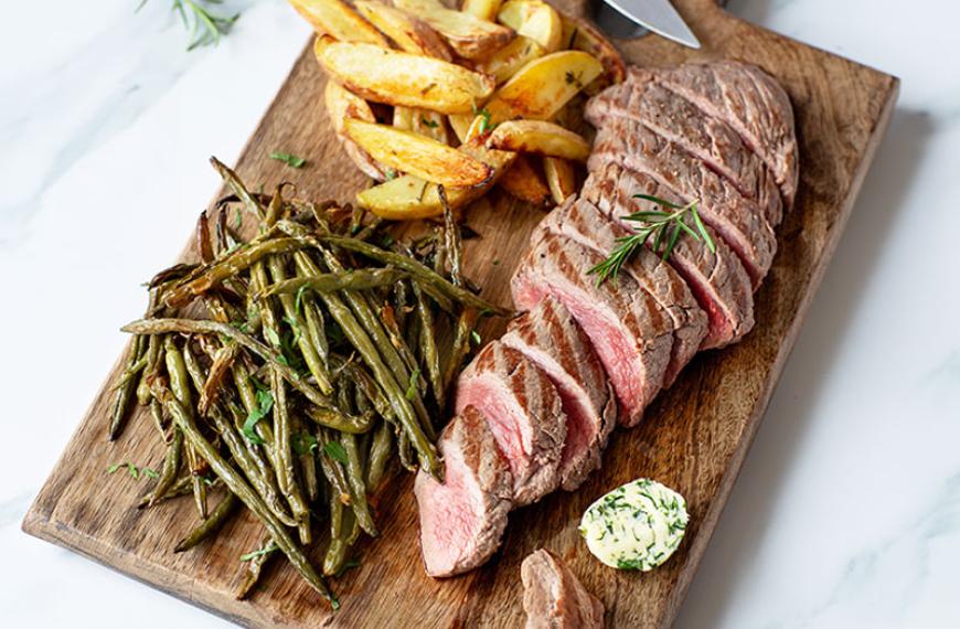 Steak grillé et haricots - frites au four